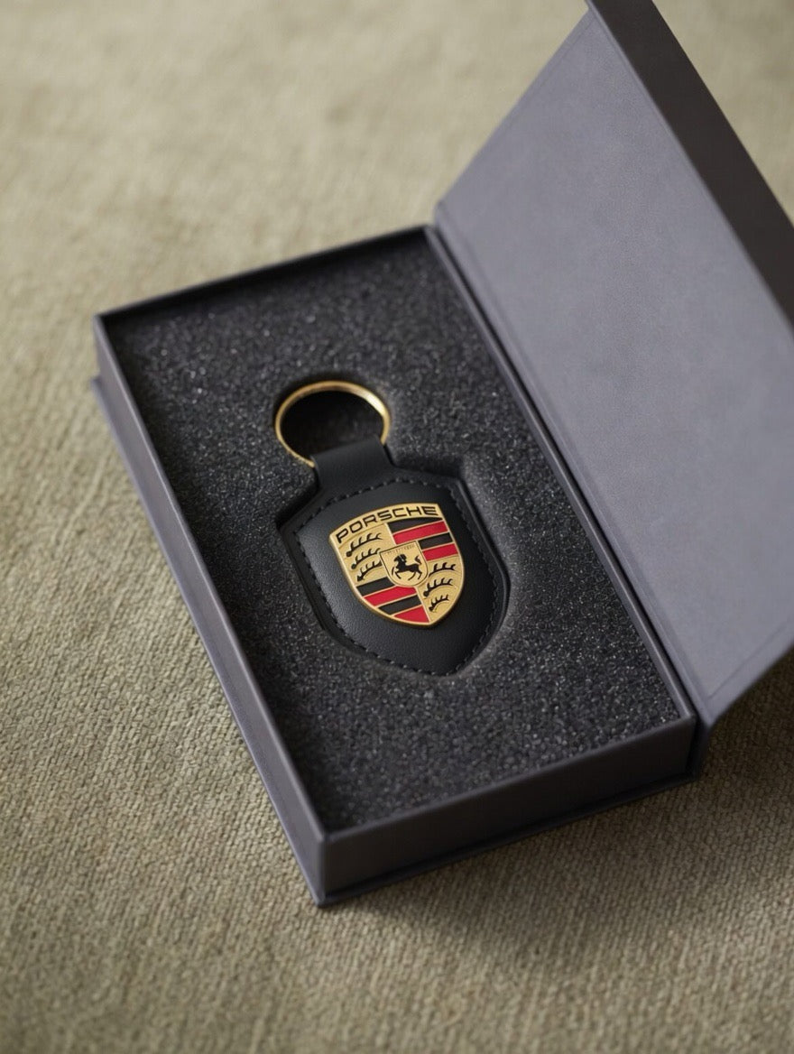Porte-clés Porsche en cuir Noir avec écusson en métal doré