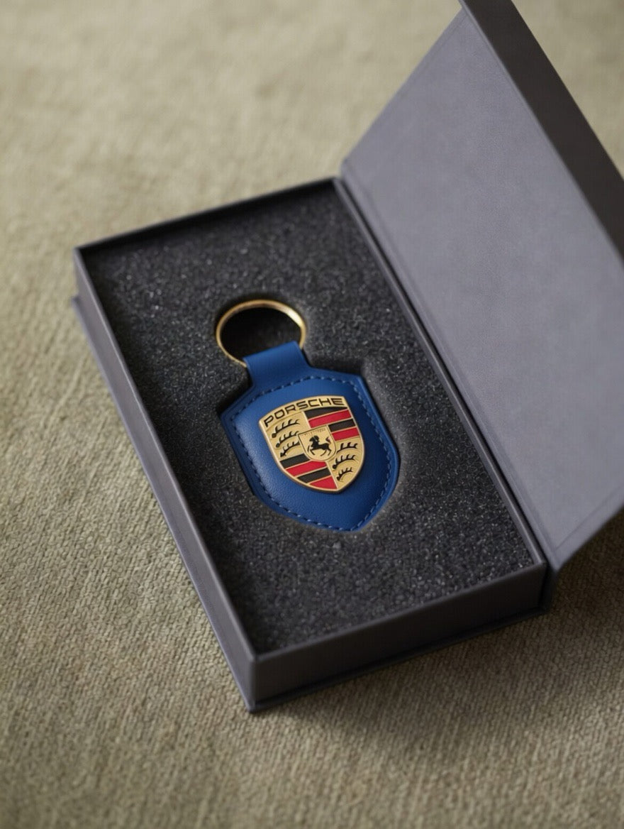 Porte-clés Porsche en cuir Bleu avec écusson en métal doré