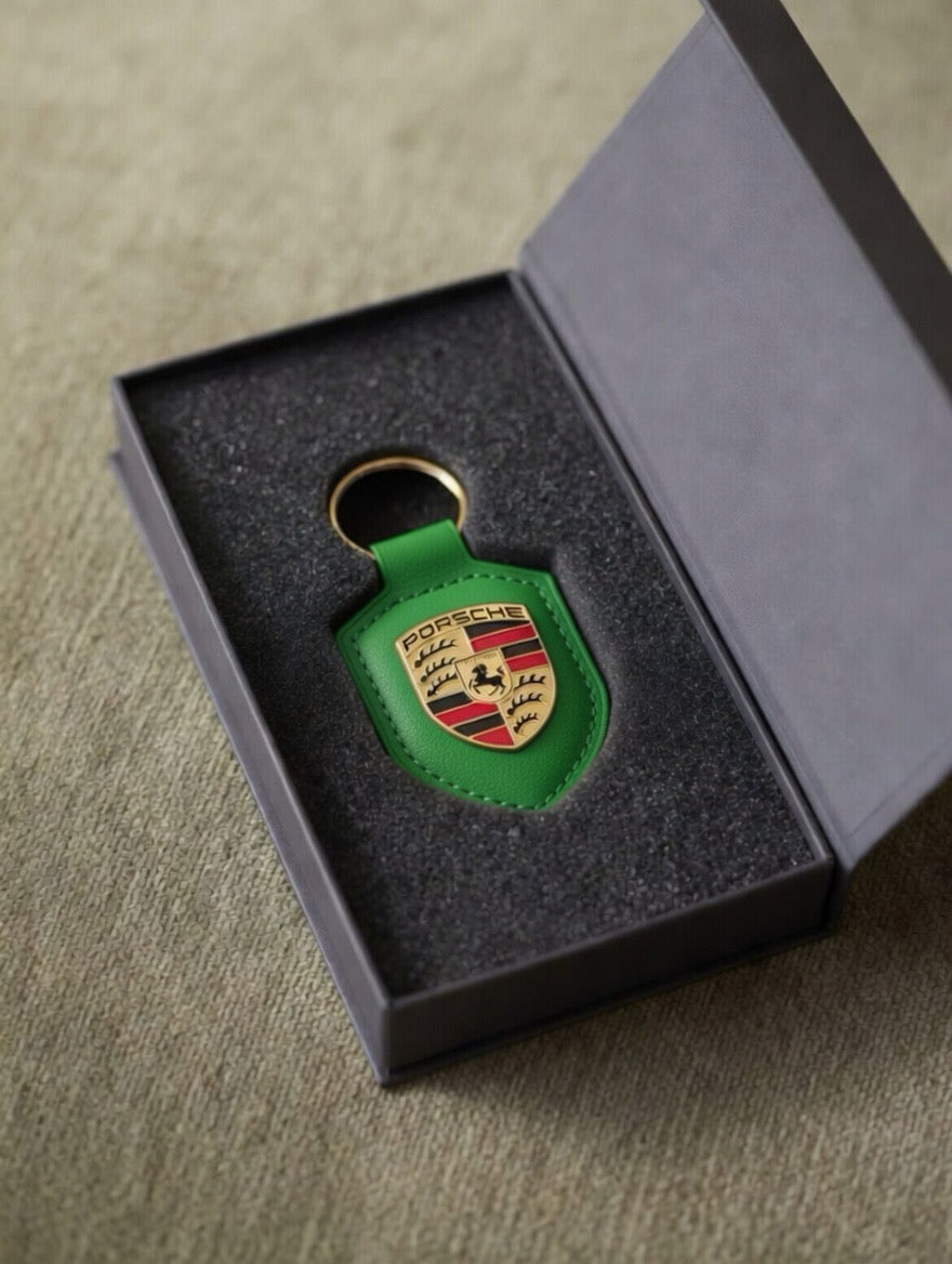 Porte-clés Porsche en cuir Vert avec écusson en métal doré