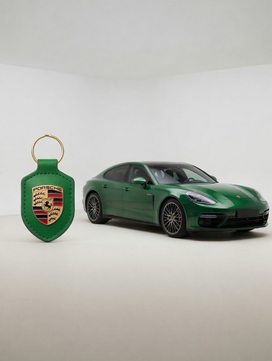 Porte-clés Porsche en cuir Vert avec écusson en métal doré