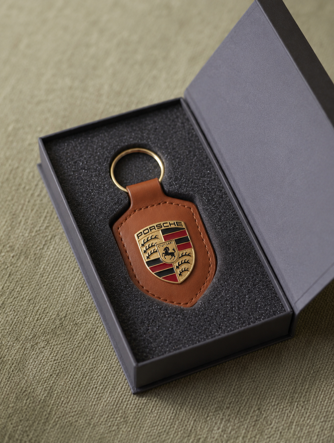 Porte-clés Porsche en cuir Marron avec écusson en métal doré